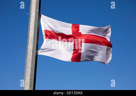 Operazione alzare i colori . Bandiere sui lampioni Torre dell'Orologio rotonda Harlow Essex Inghilterra Foto Stock