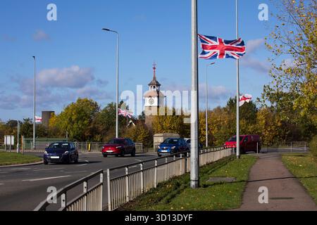 Operazione Raise the Colours , Bandiere sui lampioni Torre dell'Orologio rotonda Harlow Essex Inghilterra Foto Stock