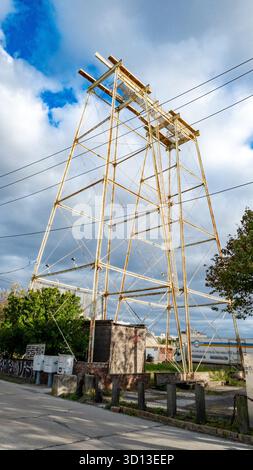 Brooklyn, New York, Stati Uniti, struttura industriale alta a Red Hook Brooklyn con parcheggio Foto Stock