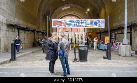 Brooklyn, New York, Stati Uniti, ingresso al mercato delle pulci di brooklyn sotto il ponte. Foto Stock