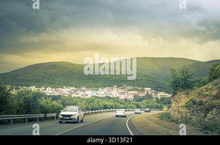 Autostrada in montagna. Distretto di Anapsky in Russia. Viaggiando in auto. La natura è montuosa. montagne basse. Svolta su strada. Sukko, 10 luglio 2019 Foto Stock