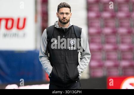 Edimburgo, Regno Unito. 26 ottobre 2025. EDIMBURGO, SCOZIA - OTTOBRE 26: Craig Gordon dei cuori arriva in vista di una partita della William Hill Premiership tra Heart of Midlothian e Celtic al Tynecastle Park, il 26 2025 ottobre, a Edimburgo, in Scozia. ( Crediti: Paul Byars/Alamy Live News Foto Stock