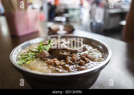 Mangiare uno spuntino Taiwan di spaghetti sottili con intestino di maiale Foto Stock