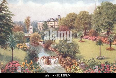 Un'illustrazione del 1938 dei Pleasure Gardens di Bournemouth, pubblicata da J. Salmon Ltd., mostra un lussureggiante parco paesaggistico con un ruscello che si getta sulle rocce. Piante simili a palme, fiori vivaci e alberi maturi fanno da cornice alla scena. In lontananza, eleganti edifici e un monumento bianco si innalzano sopra il verde, evocando l'orgoglio civico e la bellezza tranquilla. Da una cartolina originale. Foto Stock