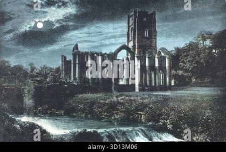 L'Abbazia delle fontane sorge in solitudine illuminata dalla luna, con le sue rovine gotiche immerse nella luce soffusa dell'argento. Finestre ad arco e una struttura torreggiante si innalzano sopra un tranquillo ruscello e una lussureggiante vegetazione. Parte della Valentine's Moonlight Series intorno al 1907, questa cartolina cattura il fascino romantico del passato medievale dello Yorkshire, mescolando serenità naturale con grandezza architettonica. Da una cartolina originale. Foto Stock