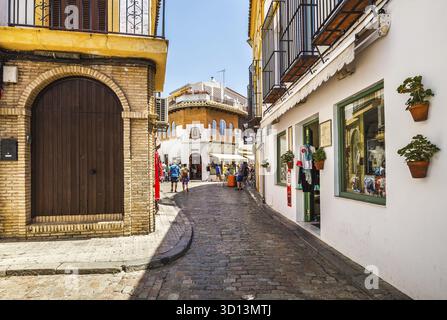 Cordoba, Spagna - 19 giugno 2018: Strada turistica nel centro di Cordoba in una giornata estiva Foto Stock