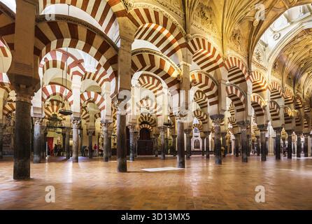 Cordoba, Spagna - 19 giugno 2018: Archi della Moschea (Mezquita) e Cattedrale di Cordoba Foto Stock