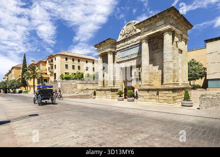 Cordova, Spagna - 19 giugno 2018: Puerta del Puente, un arco rinascimentale trionfale a Cordova, Andalusia, Spagna Foto Stock