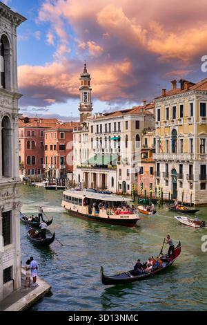 Palazzo Camerlenghi, fondamenta de la Preson, Palazzo Ca' Dadda, Torre della chiesa Parrocchiale dei Santi Apostoli, Vista dal Ponte di Rialto, G. Foto Stock