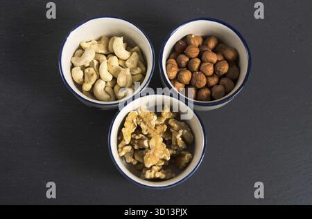 Dadi diversi nei gusci Foto Stock