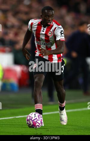 Londra, Regno Unito. 25 ottobre 2025. Michael Kayode di Brentford durante la partita Brentford vs Liverpool Premier League al Gtech Community Stadium di Londra. Il credito per immagini dovrebbe essere: Paul Terry/Sportimage Credit: Sportimage Ltd/Alamy Live News Foto Stock
