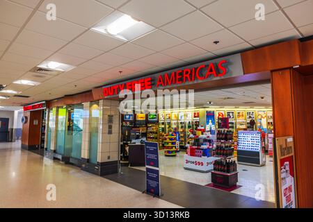 Vista ravvicinata dell'interno del negozio Duty Free Americas presso il terminal dell'aeroporto con profumi e liquori sullo sfondo. Miami. STATI UNITI. Foto Stock