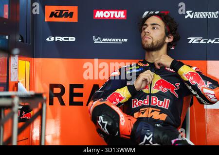 Kuala Lumpur, Malesia. 26 ottobre 2025. KUALA LUMPUR, MALESIA - OTTOBRE 26: L'Italia Enea Bastianini in sella alla bici Red Bull KTM Tech3 (23) guarda nel suo garage prima del MotoGP della Malesia al circuito di Sepang il 26 ottobre 2025 a Kuala Lumpur, Malesia. (Foto di Qian Jun) credito: Jun QIAN/Alamy Live News Foto Stock