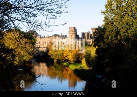Il Castello di Warwick e il fiume Avon in autunno, Warwickshire, Inghilterra, Regno Unito Foto Stock