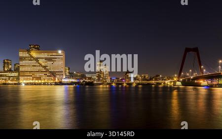 Wilhelminapier a Rotterdam visto dalla Westerkade con Nieuwe Maas e il ponte Erasmus Foto Stock