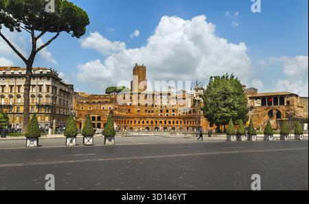 ROMA, ITALIA - 10 LUGLIO 2015: Il mercato di Traiano e il Museo dei fori Imperiali formano uno dei più grandi siti archeologici di Roma. Italia Foto Stock