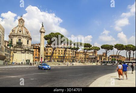 ROMA, ITALIA - 10 LUGLIO 2015: Veduta della cupola della Chiesa di Santa Maria di Loreto e della colonna Trajane. Roma, Italia Foto Stock