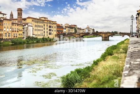 Firenze, Italia - 13 luglio 2015: Ponte Santa Trinita sull'Arno a Firenze. Italia Foto Stock