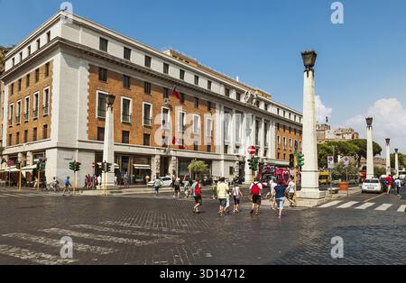 ROMA, ITALIA - 10 LUGLIO 2015: La via della conciliazione collega il Vaticano a Roma Foto Stock