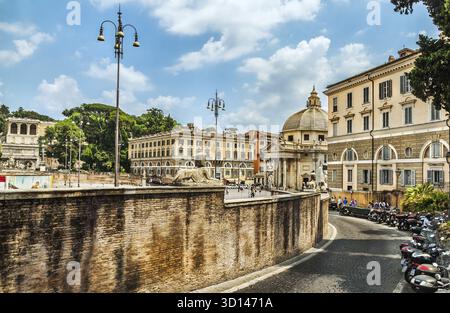 Roma, Italia - 10 luglio 2015: Piazza del popolo con gente, fontana, monumenti. Roma. Italia Foto Stock