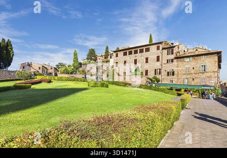Assisi, Italia - 3 luglio 2015: Il prato di fronte alla Cattedrale di San Francesco con una scultura del ritorno di Francesco ad Assisi Foto Stock