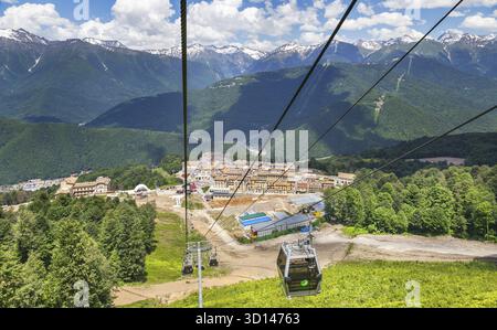 Sochi, Russia - 5 giugno 2015: Vista dall'alto della stazione sciistica di Krasnaya Polyana in estate Foto Stock