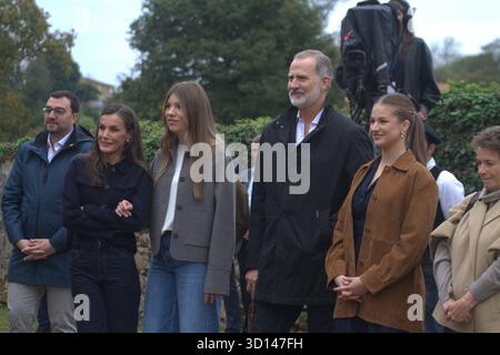 Gijon, Spagna. 25 ottobre 2025. La famiglia reale spagnola visita il villaggio esemplare di Valdesoto. (Foto di Mercedes Menendez/Pacific Press) credito: Pacific Press Media Production Corp./Alamy Live News Foto Stock