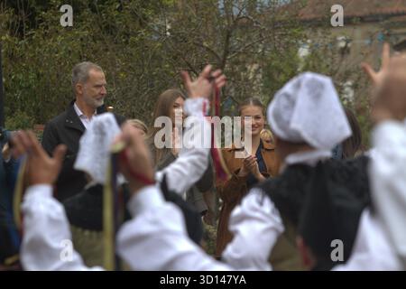 Gijon, Spagna. 25 ottobre 2025. La famiglia reale spagnola visita il villaggio esemplare di Valdesoto. (Foto di Mercedes Menendez/Pacific Press) credito: Pacific Press Media Production Corp./Alamy Live News Foto Stock