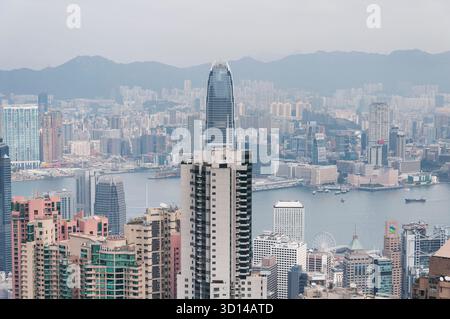 Hong Kong, Cina. 17 dicembre 2016. Lo skyline urbano e la baia di kowloon dalla cima del Victoria Peak a hong Kong. Foto Stock