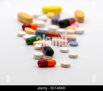 Farmaco, una varietà di compresse pillole e capsule su sfondo bianco Foto Stock