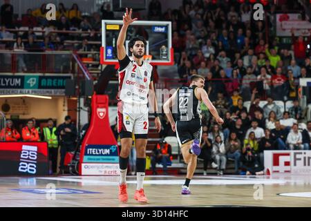 Davide Alviti #2 della pallacanestro Varese Openjobmetis celebra durante LBA Lega Basket Una partita di regular season 2025/26 tra pallacanestro Varese Openjobmetis e Dolomiti energia Trentino all'Itelyum Arena di Varese. Punteggio finale pallacanestro Varese Openjobmetis 74 | 85 Dolomiti energia Trentino Foto Stock
