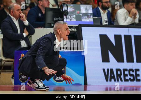 Ioannis Kastritis Head Coach della pallacanestro Varese Openjobmetis reagisce durante la LBA Lega Basket Una partita di regular season 2025/26 tra pallacanestro Varese Openjobmetis e Dolomiti energia Trentino all'Itelyum Arena di Varese. Punteggio finale pallacanestro Varese Openjobmetis 74 | 85 Dolomiti energia Trentino Foto Stock