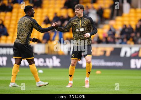Jorgen Strand Larsen dei Wolverhampton Wanderers e Marshall Munetsi (a sinistra) dei Wolverhampton Wanderers si riscaldano prima della partita di Premier League al Molineux Stadium di Wolverhampton. Data foto: Domenica 26 ottobre 2025. Foto Stock