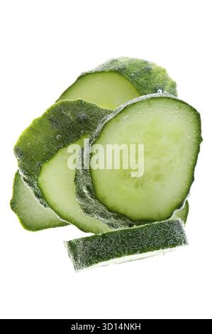 Oggetto su bianco - cetriolo alimentare in acqua Foto Stock