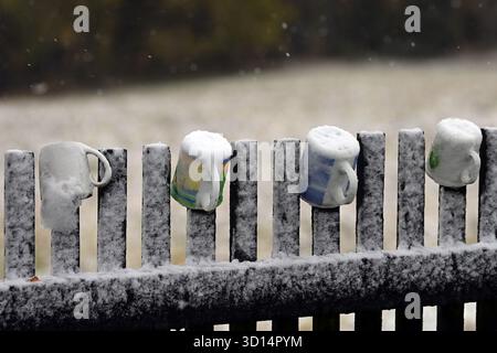 Horni Studenec, Repubblica Ceca. 26 ottobre 2025. Nevicate nelle quote più elevate della regione di Karlovy Vary, a Horni Studenec, Repubblica Ceca, il 26 ottobre 2025. Crediti: Slavomir Kubes/CTK Photo/Alamy Live News Foto Stock