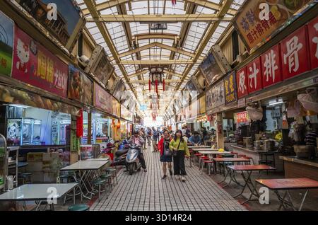 Taipei, Taiwan - 20 ottobre 2019: Mercato notturno di Huaxi Street a Taipei, Taiwan Foto Stock