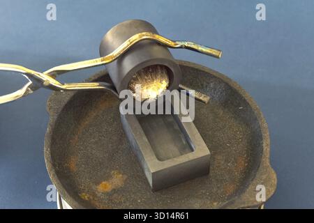 Infusione di alluminio fuso nello stampo Foto Stock