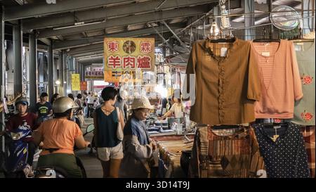 Puli, Taiwan - 11 ottobre 2019: La gente cammina e fa shopping nel mercato tradizionale della città di Puli, nella contea di Nantou, Taiwan Foto Stock