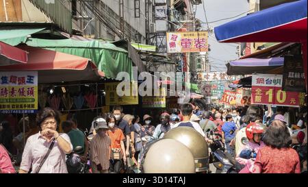 Puli, Taiwan - 11 ottobre 2019: La gente cammina e fa shopping nel mercato tradizionale della città di Puli, nella contea di Nantou, Taiwan Foto Stock