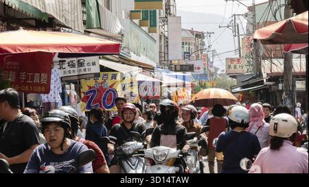 Puli, Taiwan - 11 ottobre 2019: La gente cammina e fa shopping nel mercato tradizionale della città di Puli, nella contea di Nantou, Taiwan Foto Stock