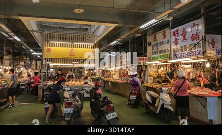 Puli, Taiwan - 11 ottobre 2019: La gente cammina e fa shopping nel mercato tradizionale della città di Puli, nella contea di Nantou, Taiwan Foto Stock