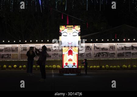 Puli Township, Taiwan - 2 dicembre 2020: Edificio colorato nella notte dell'altare cinese, cerimonia sacrificale di dedica speciale taoista nella città di Puli Foto Stock