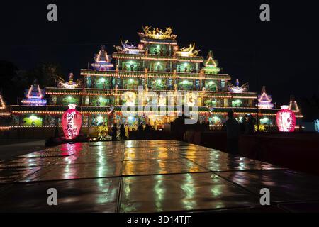 Puli Township, Taiwan - 2 dicembre 2020: Edificio colorato nella notte dell'altare cinese, cerimonia sacrificale di dedica speciale taoista nella città di Puli Foto Stock