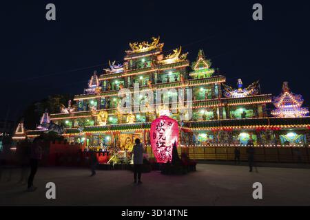 Puli Township, Taiwan - 2 dicembre 2020: Edificio colorato nella notte dell'altare cinese, cerimonia sacrificale di dedica speciale taoista nella città di Puli Foto Stock