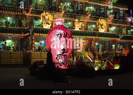 Puli Township, Taiwan - 2 dicembre 2020: Edificio colorato nella notte dell'altare cinese, cerimonia sacrificale di dedica speciale taoista nella città di Puli Foto Stock