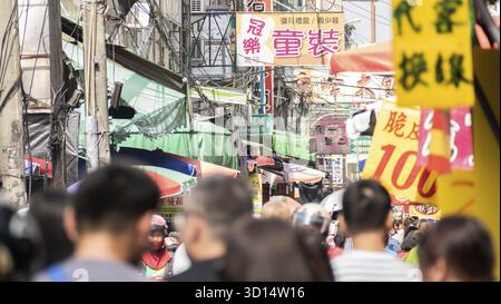 Puli, Taiwan - 11 ottobre 2019: La gente cammina e fa shopping nel mercato tradizionale della città di Puli, nella contea di Nantou, Taiwan Foto Stock
