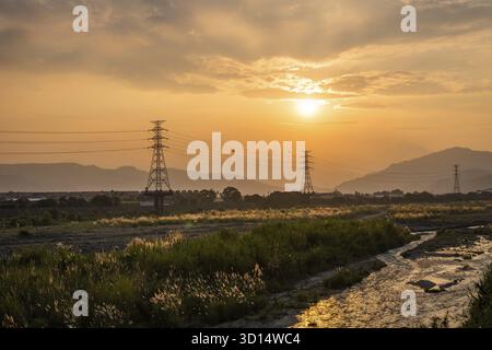 Paesaggio urbano al tramonto con torre elettronica sotto il cielo colorato della cittadina di Puli, Nantou, Taiwan Foto Stock
