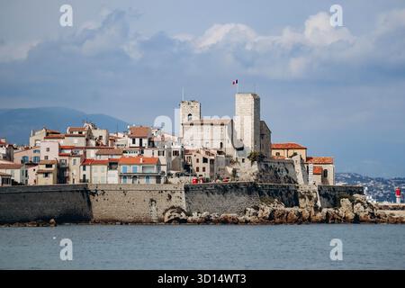 Vista del centro di Antibes e del famoso Castello Grimaldi, sulla Costa Azzurra Foto Stock