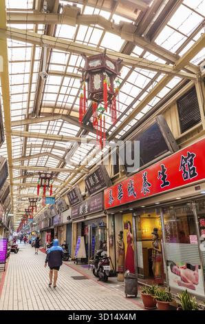 Taipei, Taiwan - 20 ottobre 2019: Mercato notturno di Huaxi Street a Taipei, Taiwan Foto Stock