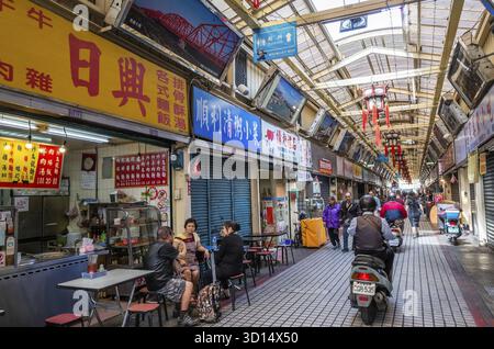 Taipei, Taiwan - 20 ottobre 2019: Mercato notturno di Huaxi Street a Taipei, Taiwan Foto Stock